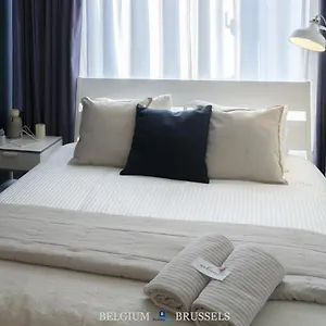 Chic With Bathroom - Terrace & Free Parking Homestay